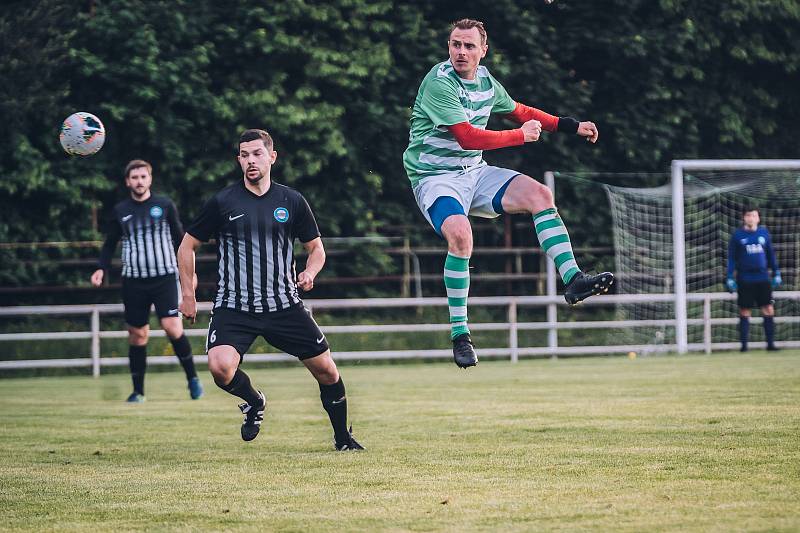 Fotbalisté Rájce-Jestřebí (zelenobílé dresy) v přípravě porazili Kunštát 6:3.