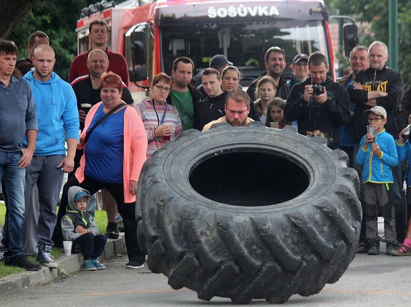 Siláci tahali v Šošůvce auto a převraceli obří pneumatiky.