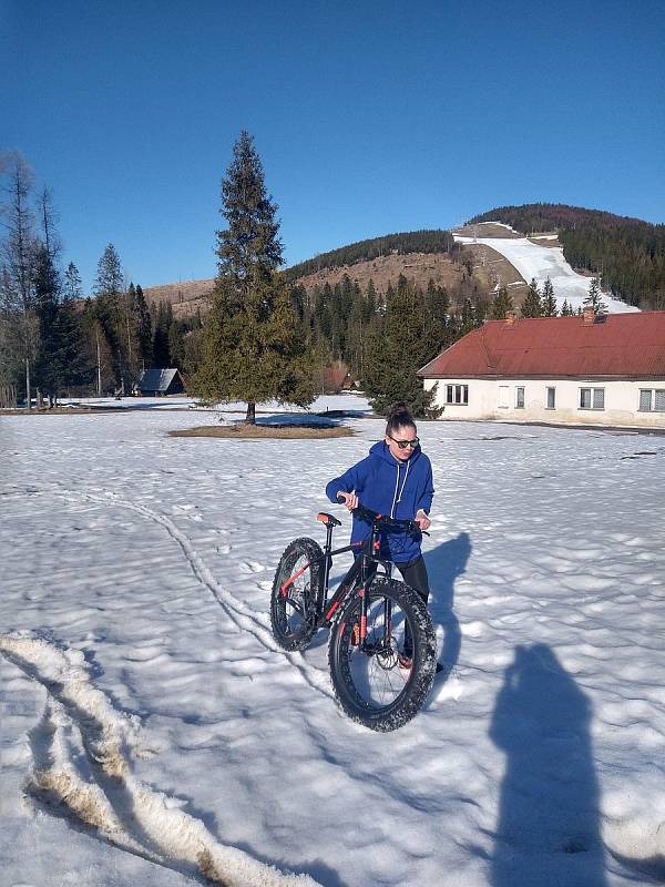 Studenti z rájeckého gymnázia zažili v Tatrách spoustu zajímavých aktivit, například výstup na sněžnicích nebo jízdu na Fat Bike.