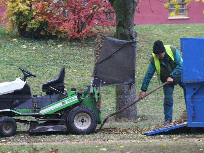 Četa pracovníků technických služebk uklízí trávníky v blanenských ulicích Nádražní a Antonína Dvořáka.