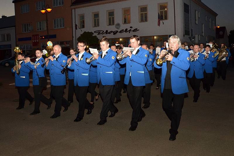 Součástí vzpomínky na sedmdesáté výročí konce druhé světové války v Letovicích bylo i vystoupení mažoretek nebo lampionový průvod.