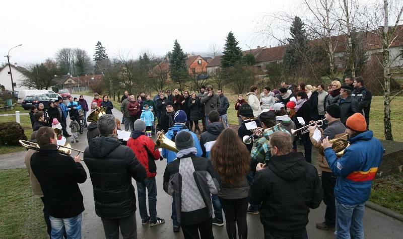 Dechový orchestr Malá Haná zahrál vánoční koledy v osmnácti obcích na Boskovicku a Svitavsku. Například v Cetkovicích.