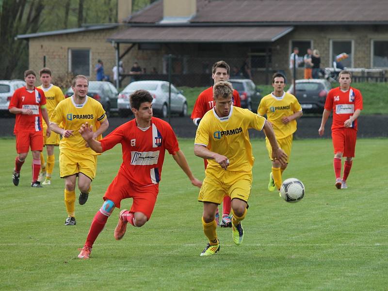 Fotbalisté Bořitova (ve žlutém) porazili doma v I. A třídě rezervu Líšně 2:1. Po gólech Fojta a Janíčka.
