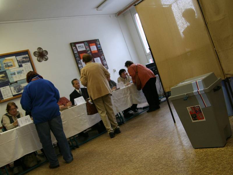 Volby do poslanecké sněmovny v boskovickém volebním okrsku číslo šest a devět.
