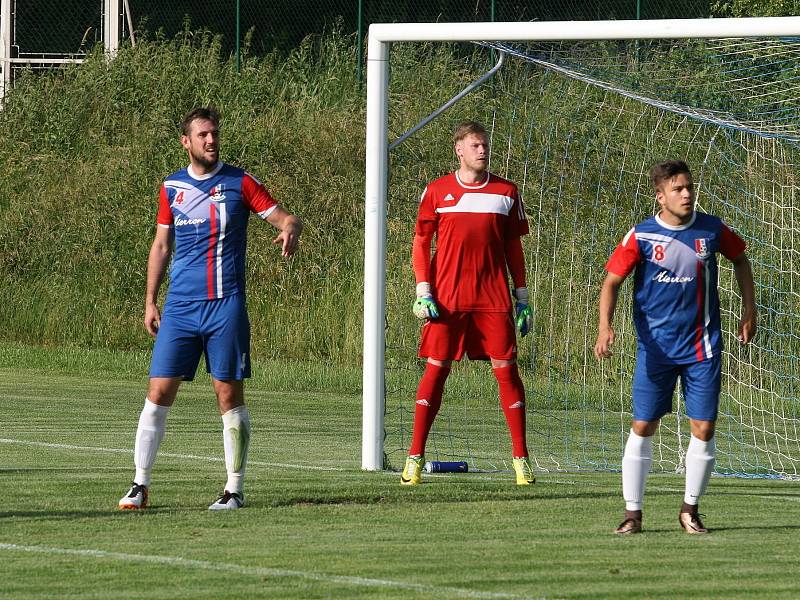 Na blanenský fotbalový  stadion přijela v sobotu Zbrojovka Brno. Domácí (v modročerveném) dostali v přátelském utkání tři branky.