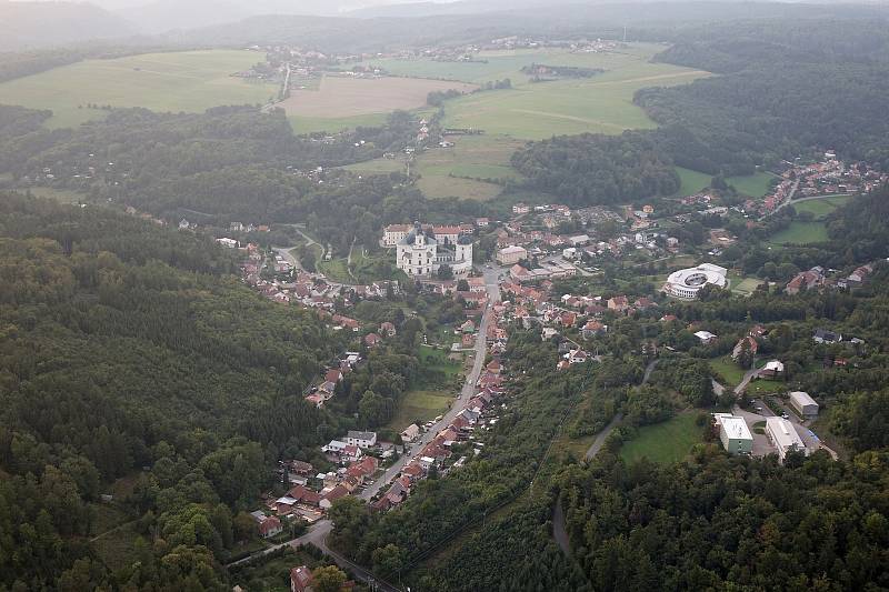 Poznáte v tradičním vzdušném kvízu motorového paraglidisty Petra Buchty z Adamova na Blanensku, která místa v regionu fotografoval tentokrát?