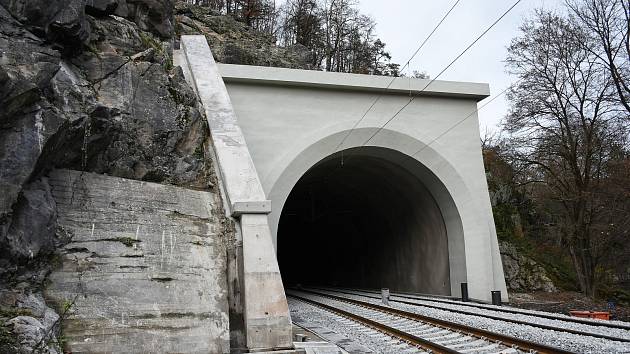 Rekonstrukce železničního koridoru mezi Brnem a Blanskem pokračuje podle plánu. Vlaky tam začnou po roční výluce opět jezdit od 11. prosince.