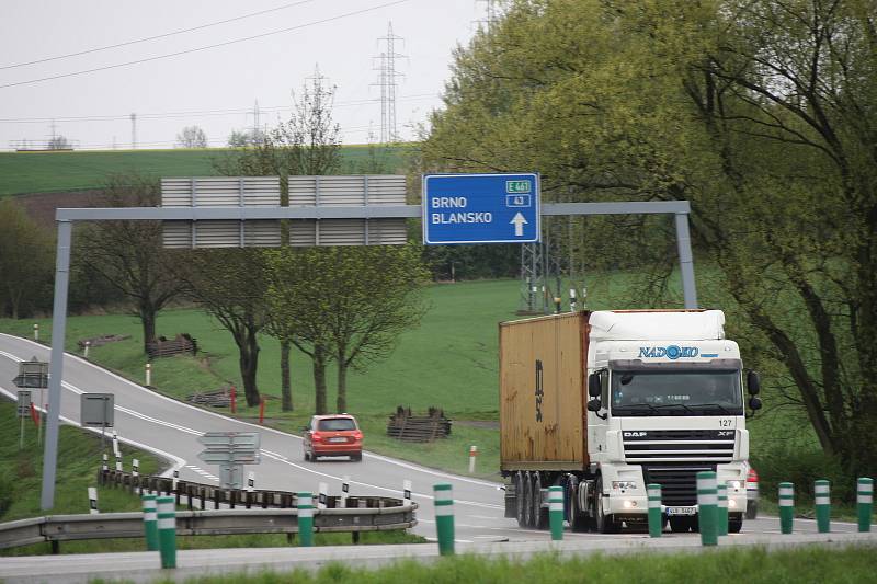 Problematickou křižovatku na silnici I/43 u obce Sebranice nahradí nový rondel. Začít stavět se má příští rok na podzim.