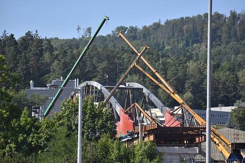 Nový silniční most přes řeku Svitavu a železniční trať v Blansku.
