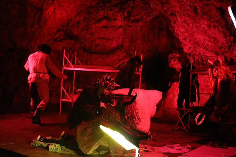 Mikuláš a čerti v jeskyni Výpustek