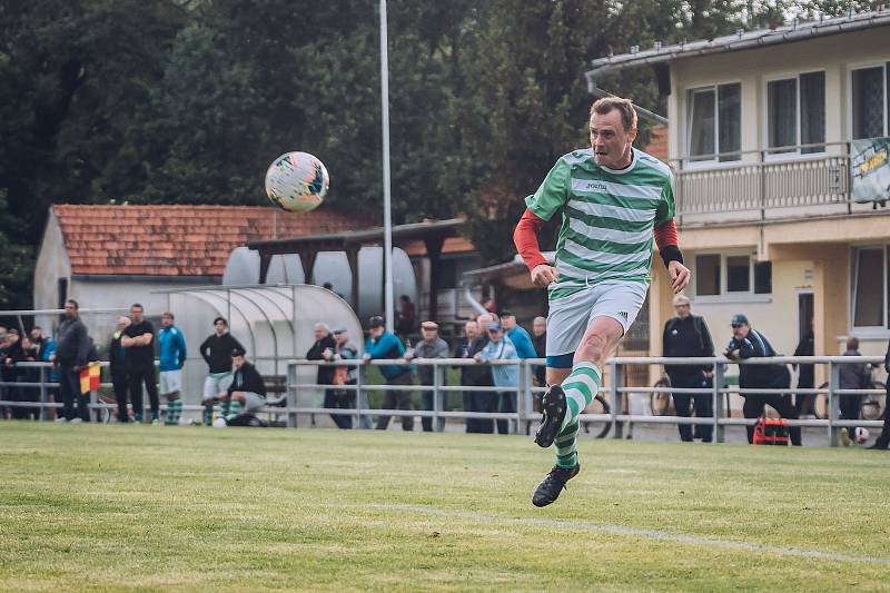 Fotbalisté Rájce-Jestřebí (zelenobílé dresy) v přípravě porazili Kunštát 6:3.