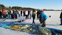 Kvůli bezvětří si nikdo ze studentů nemohl vyzkoušet netradiční zimní sport ice kiting. Nicméně studenti se s tímto sportem seznámili alespoň teoreticky.