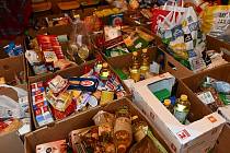 Dobrovolníci přispěli více ne čtyřmi sty kilogramy jídla. Dary už míří za potřebnými.