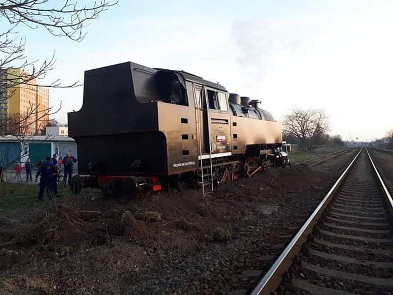 Ve Veselí nad Moravou vykolejila historická parní lokomotiva.