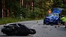 Tragicky skončila v sobotu odpoledne dopravní nehoda na silnici I/19 mezi obcemi Rozseč a Hodonín. Před půl třetí odpoledne se tam čelně srazil skútr s osobním autem. Na motorce jel dvaadvacetiletý mladík, který na místě těžkému zranění podlehl.