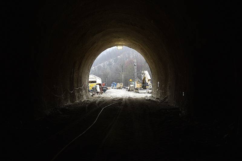 Pod Novým hradem rozšiřují původní tunel. Na skálu použijí také trhavinu.