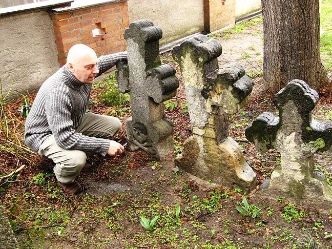 V dnešním díle se vypravíme za kříži a kameny do slovenské obce Kúty, Ivančic v okrese Brno–venkov, a pak do Malé Lhoty na Blanensku. Tamní smírčí kříž připomíná hrdelní zločin, kdy dva lapkové zabili obchodníka s vepři. Jednou ranou sekerou. 