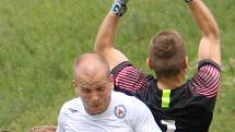 Fotbalisté Blanska (červené dresy) v přípravném utkání porazili na vlastním trávníku MFK Vyškov 2:0.