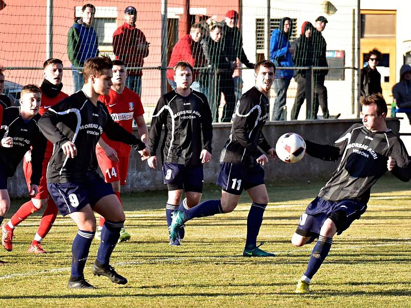 V posledním přípravném utkání na jarní start divize prohráli fotbalisté Blanska (červené dresy) s SFK Vrchonina 0:2