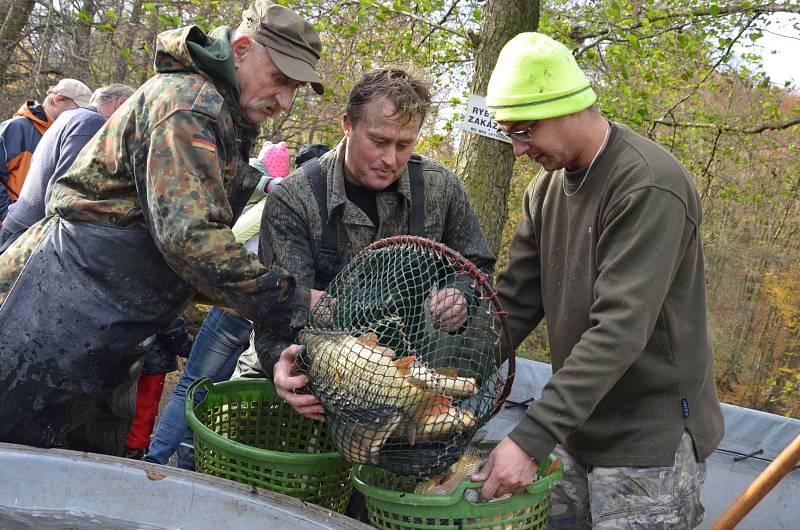 Letovičtí rybáři již podruhé pořádali výlov rybníka ve Křetíně.