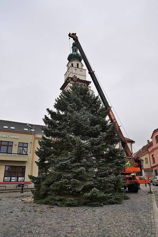 V pondělí přivezla těžká technika vánoční strom na Masarykovo náměstí do Boskovic. Městu ho daroval chalupář z Knínic.