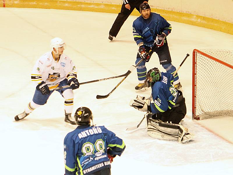 V letošním prvním kole krajské hokejové ligy bylo na pořadu derby Dynamiters Blansko - Sokol Březina. Domácí (modré dresy) zvítězili 4:2.