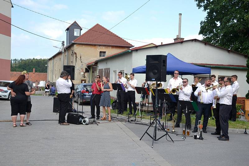 Kapela Bivojka na hodech v Ostrově u Macochy.