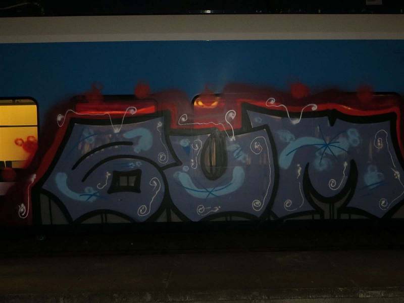 Vandal postříkal barevnými spreji odstavený vlak v Rájci-Jestřebí.