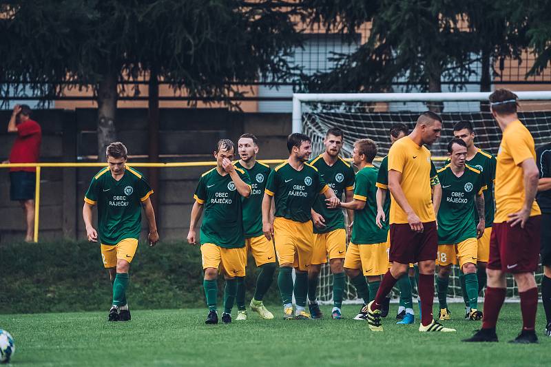 Fotbalisté Ráječka (v zeleném) při utkání s brněnskou Spartou.