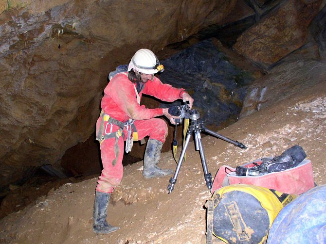 Petr Zajíček při focení v jeskyních.