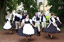 V Česku je několik stovek obcí, které mají v názvu slovo Lhota nebo Lhotka. Od roku 1981 se pravidelně setkávají.