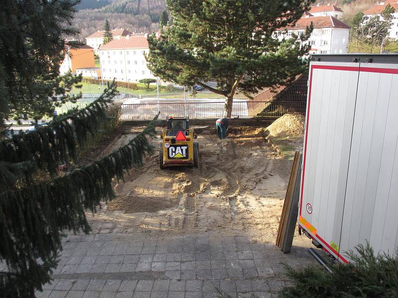 Tak to v těchto dnech vypadá na adamovském náměstí Práce. Dělníci tam začali s terénními úpravami. Na nevzhledné štěrkové ploše budou stromy, lavičky a nový žulový chodník. Hotovo má být v červnu.