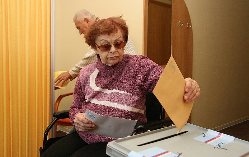 Lidé u krajských a senátních voleb v blanenském Senior centru.