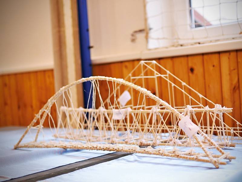 Žáci základních škol soutěžili ve stavění mostů ze špejlí. 