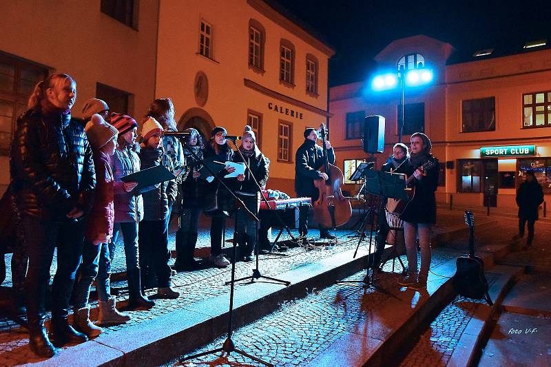 Boskovičtí se na akci Česko zpívá koledy tradičně sešli na Masarykově náměstí před tamní radnicí.