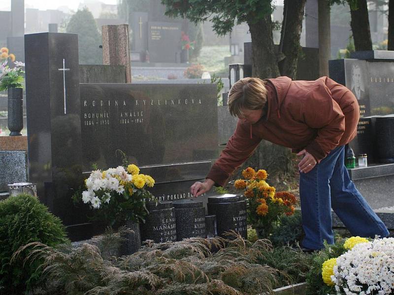 Před blížící se Památkou zesnulých míří na hřibitovy v regionu zástupy lidí. Upravují hroby, zdobí je věnci, květinami a zapalují svíčky. Na blanenském hřbitově v sídlišti Sever chodili lidé s věnci již od časných ranních hodin.