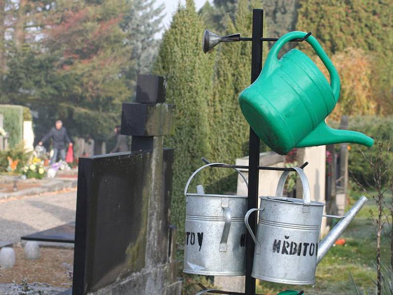 Před blížící se Památkou zesnulých míří na hřibitovy v regionu zástupy lidí. Upravují hroby, zdobí je věnci, květinami a zapalují svíčky. Na blanenském hřbitově v sídlišti Sever chodili lidé s věnci již od časných ranních hodin.