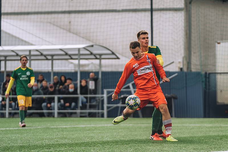 Fotbalisté Ráječka (v zeleném) sahali v Líšni po bodech, nemají ani jeden.