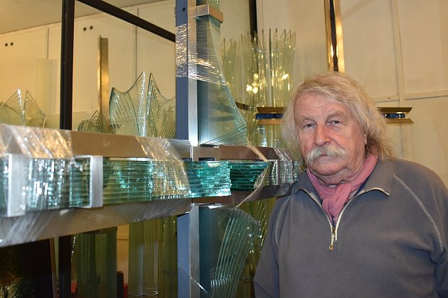 Valér Kováč procestoval téměř celý svět. V zahraničí ho proslavila unikátní technologie vrstveného skla, při které využívá klasické tabulové sklo. Nejraději přebývá a tvoří v ateliéru v Ostrově u Macochy na Blanensku.