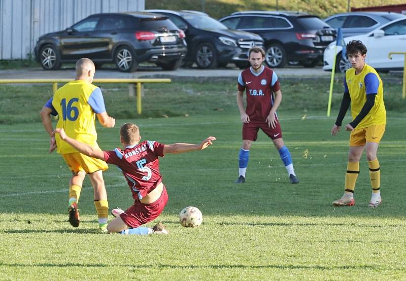 Fotbalisté Kunštátu (ve vínových dresech) porazili na podzim na venkovním hřišti Žebětín jasně 4:0. Čtyřmi góly se blýskl Marek Štencl.