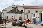 Až do příštího jara má trvat rekonstrukce budovy Zámek 3 v Blansku. Do jeho oprav se nedávnou po několikaměsíční pauze pustila nová stavební firma. Tu město vybralo až na několikátý pokus.
