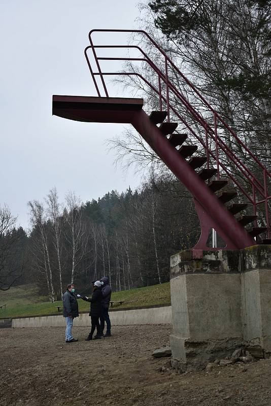 Vadné potrubí v hrázi Palavy zacelí speciální rukáv. S více než čtvrt tunou pryskyřice.