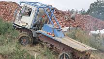 Ve startovní listině převládaly Tatry 813 a 815, ale k vidění byly i mercedesy, iveca, liazky, avie, dokonce i Praga VS3. Ať mladík, či veterán, všichni museli z bláta do louže i naopak, z prudké strže dolů i nahoru, do písečných dun.