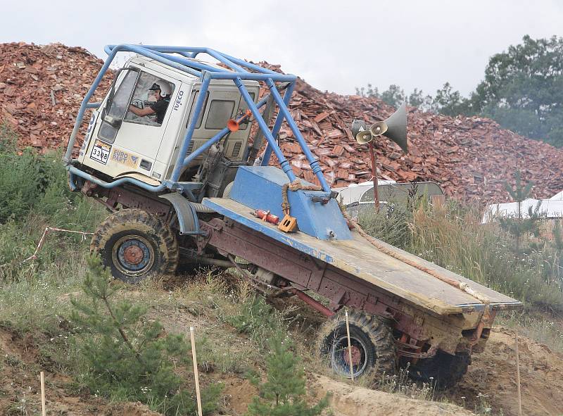 Ve startovní listině převládaly Tatry 813 a 815, ale k vidění byly i mercedesy, iveca, liazky, avie, dokonce i Praga VS3. Ať mladík, či veterán, všichni museli z bláta do louže i naopak, z prudké strže dolů i nahoru, do písečných dun.