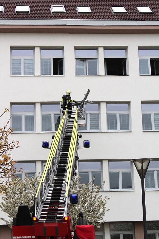 Hasiči zachránili blanenské úředníky z hořící budovy městského úřadu. Při taktickém cvičení.