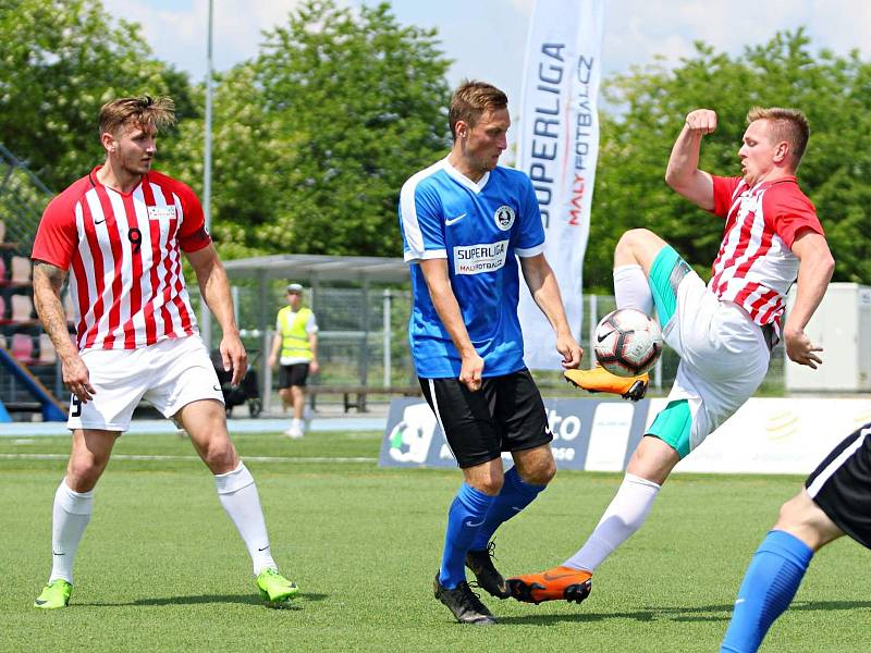 V jihomoravském derby Superligy malého fotbalu vyhrálo Blanensko (modré dresy) v Brně 4:2.