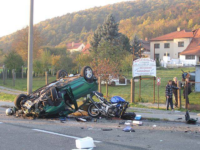 Tragická nehoda  u Lipůvky. Jeden člověk zemřel, dva těžce zraněni.