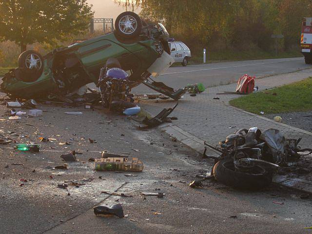 Tragická nehoda  u Lipůvky. Jeden muž zemřel na místě, těžce zraněná žena z automobilu zemřela další den v nemocnici. Třetí muž je hospitalizován s těžkými zraněními.