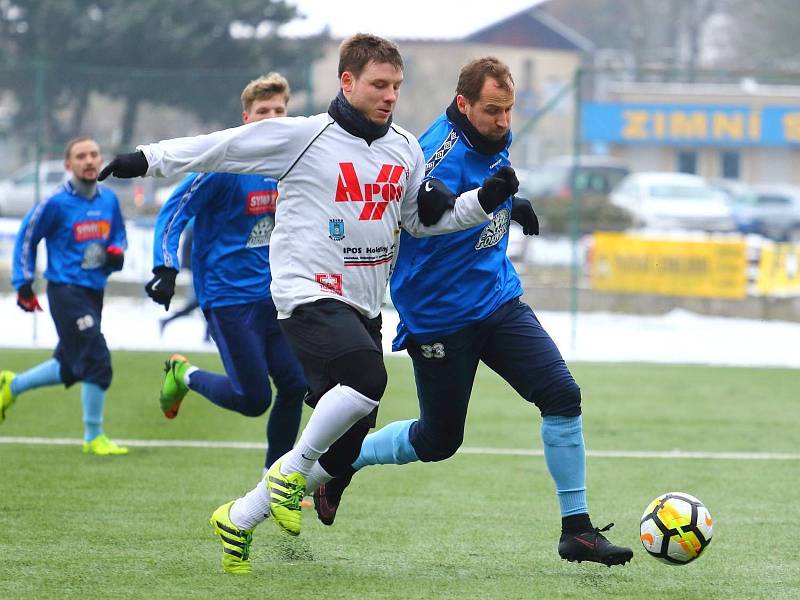 V přípravném utkání remizovali fotbalisté FC Boskovice (modré dresy) v okresním derby s FK Blansko 5:5.