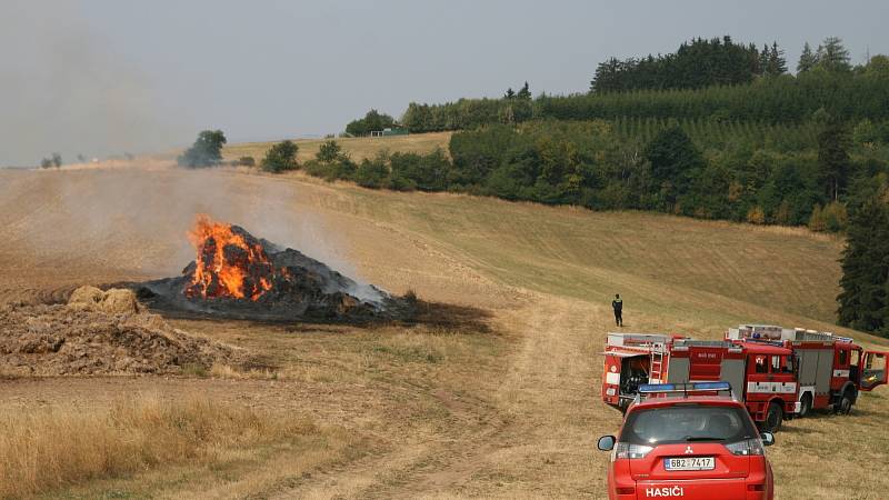 Ve středu po půl desáté dopoledne zasahovali hasiči u požáru stohu v obci Kunice na Kunštátsku.